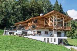 een huis bovenop een heuvel bij Chalet Sophia in Ortisei