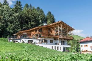 een huis aan de zijkant van een heuvel bij Chalet Sophia in Ortisei