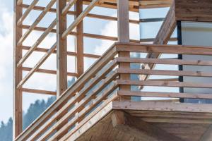 een houten trap in een huis met de hemel op de achtergrond bij Chalet Sophia in Ortisei