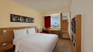 Cama ou camas em um quarto em ibis Kochi City Centre - An Accor Brand