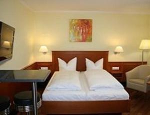 Tempat tidur dalam kamar di Apartment Hotel KRAL - BUSINESS HOTEL & SERVICED APARTMENTS