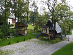 z góry widok na plac zabaw z domem w obiekcie Willa Pod Jesionem w Poroninie