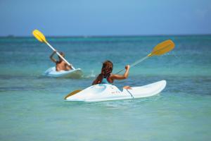 Due persone su paddle board nell'oceano di Le Cardinal Exclusive Resort a Trou aux Biches