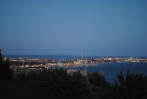 - une vue sur la ville et l'océan la nuit dans l'établissement Quinta de Sao Filipe, à Setúbal