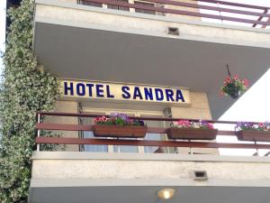 Hotel Sandra 면허증, 상장, 서명, 기타 문서