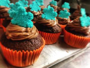 Eine Gruppe Cupcakes mit Zuckerguss und Starbuck in der Unterkunft Garni Enrosadira in Vigo di Fassa