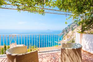 einen Balkon mit Meerblick in der Unterkunft Casa Cinque in Positano