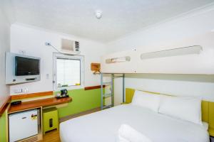 Cama ou camas em um quarto em ibis Budget Brisbane Airport