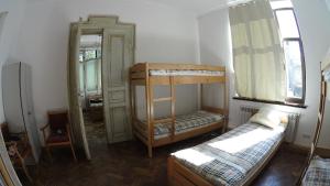 um quarto com 2 beliches e um espelho em Hostel MIF em Ivano-Frankivsk