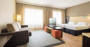 Cama ou camas em um quarto em Ilunion Suites Madrid