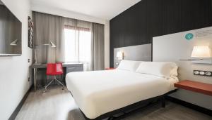 Cama ou camas em um quarto em Ilunion Suites Madrid