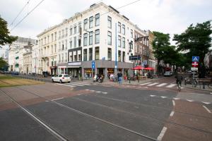 eine leere Stadtstraße mit einem weißen Auto auf der Straße in der Unterkunft De With Studio's in Rotterdam