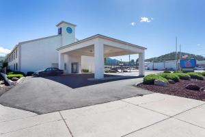 un edificio con un'auto parcheggiata in un parcheggio di Motel 6-Williams, AZ - West - Grand Canyon a Williams