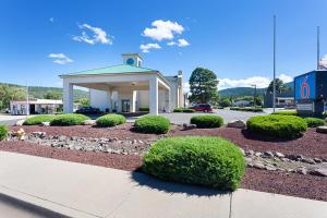 un edificio con un paesaggio davanti a un parcheggio di Motel 6-Williams, AZ - West - Grand Canyon a Williams