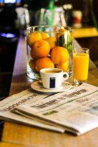 - une table avec une tasse de café et un bol d'oranges dans l'établissement Double B, à Erfurt