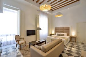 โทรทัศน์และ/หรือระบบความบันเทิงของ El Armador Casa Palacio by Luxury Suites Cádiz