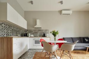 Una cocina o kitchenette en PlayRoom Aparthotel