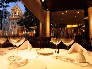 een groep wijnglazen op een tafel bij Windsor Hotel in Cordoba