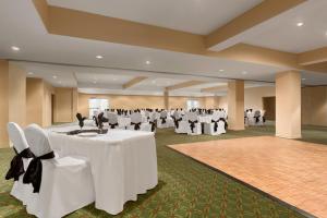 Days Inn by Wyndham Oromocto Conference Centre 레스토랑 또는 맛집