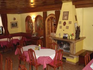 comedor con mesa y chimenea en Penzion Gostilna Keber, en Domžale