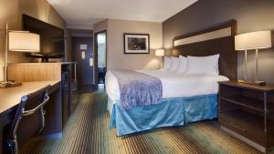 A bed or beds in a room at Best Western O'Hare/Elk Grove Hotel