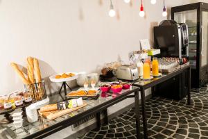 een buffet met eten en drinken op bij Hôtel Paris Vaugirard in Parijs