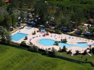 una vista aérea de una gran piscina en un parque en Happy Camp Mobile Homes in Camping Laguna Village, en Caorle