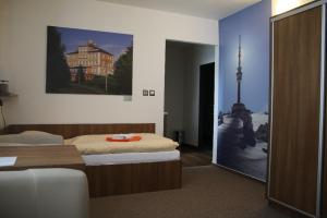 una camera con due letti e un dipinto sul muro di Hotel Pod Radnicí a Šumperk