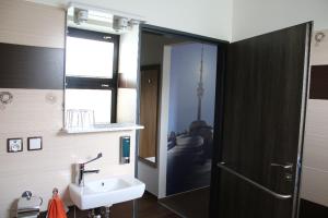 bagno con lavandino e specchio di Hotel Pod Radnicí a Šumperk