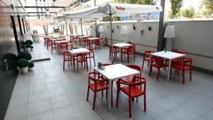 Un restaurant u otro lugar para comer en Travelodge Barcelona Poblenou