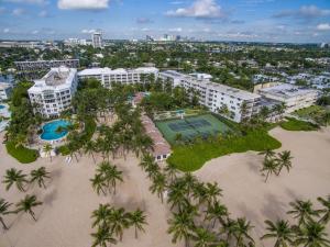 - une vue aérienne sur un complexe avec un court de tennis et des palmiers dans l'établissement The Lago Mar Beach Resort and Club, à Fort Lauderdale