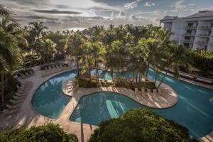 - une vue aérienne sur la piscine du complexe bordée de palmiers dans l'établissement The Lago Mar Beach Resort and Club, à Fort Lauderdale