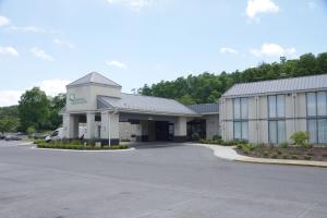 ein großes Gebäude mit einem Parkplatz davor in der Unterkunft Altoona Grand Hotel in Altoona