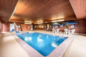 a swimming pool in a building with a wooden ceiling at Motel 6-Waterloo, IA in Waterloo