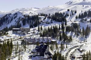 una vista aerea di una stazione sciistica nella neve di Hotel San a Jahorina