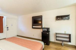 A television and/or entertainment centre at Motel 6-Crawfordsville, IN