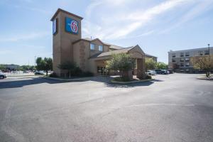 um edifício com uma torre de relógio num parque de estacionamento em Motel 6-Indianapolis, IN - Airport em Indianápolis