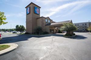 um edifício com uma torre de relógio num parque de estacionamento em Motel 6-Indianapolis, IN - Airport em Indianápolis