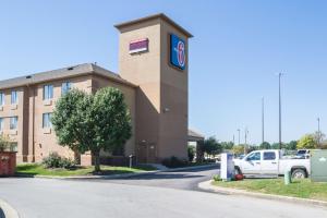 um edifício com um camião estacionado em frente dele em Motel 6-Indianapolis, IN - Airport em Indianápolis