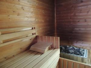 una sauna in legno con panchina di MEANDER THERMAL & SKI REZORT ORAVICE a Oravice