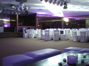 een feestzaal met witte tafels en witte stoelen bij El Mirador Hotel & Spa in Colonia del Sacramento