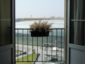 ventana con vistas a la calle y al edificio en Le Grand Hotel, en Estrasburgo