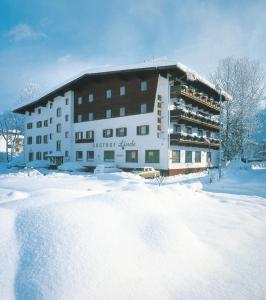 un edificio en la nieve con mucha nieve en Hotel Linde, en Wörgl