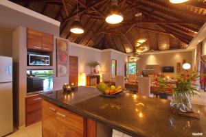 A cozinha ou cozinha compacta de Luxury Sakina Villa - Beachfront