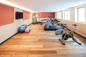 - une salle de sport avec des vélos d'exercice et des ballons dans l'établissement Sonus Alpis - Adults Only, à Castelrotto