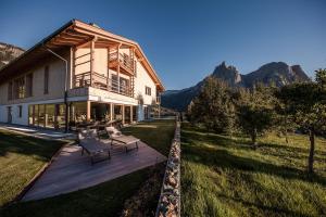 una casa con terrazza in legno e giraffa di Sonus Alpis - Adults Only a Castelrotto