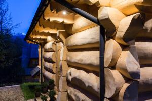 un bâtiment avec un mur en pierre dans l'établissement Domy Z Bali, à Zakopane