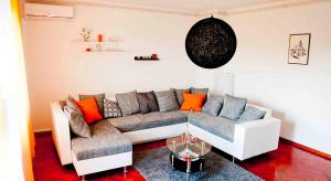 ein Wohnzimmer mit einem Sofa und einem Stuhl in der Unterkunft Apartman Šestine in Zagreb