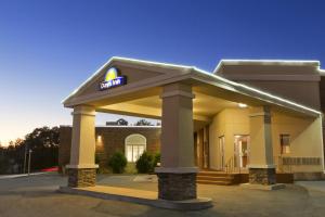 Facade o entrance ng Days Inn by Wyndham Bridgewater Conference Center