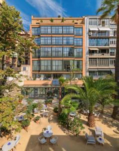 einen Blick über ein Gebäude mit Tischen und Stühlen in der Unterkunft H10 Casa Mimosa 4* Sup in Barcelona